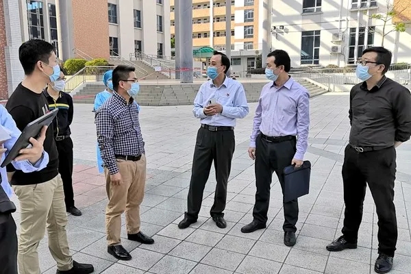 胡和秋向检查组汇报学校疫情防控工作