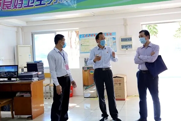 胡和秋向检查组介绍学校医务室和隔离室的配备情况