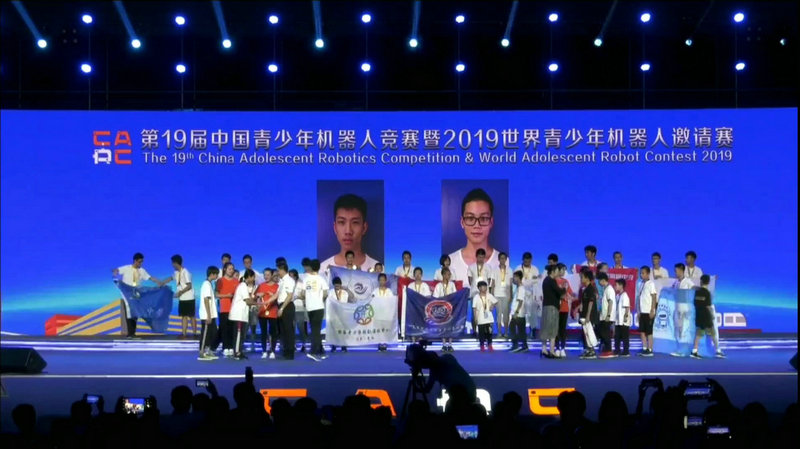 2图为罗中学子在颁奖典礼合影留念（800px).jpg