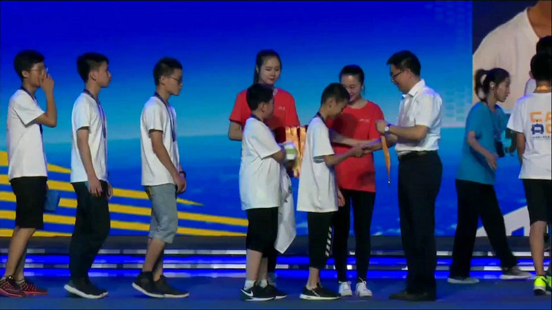 1图为颁奖嘉宾为罗中学子颁发金牌（800px).jpg