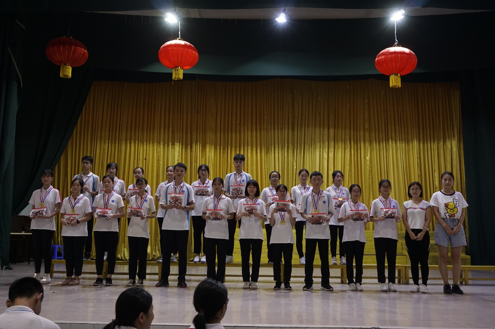 配图2：获奖学生代表合影留念.jpg