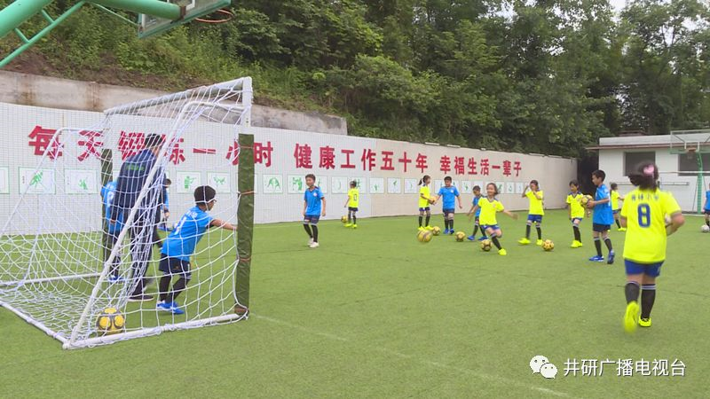 爱心人士到井研捐资助学、捐建校园足球场