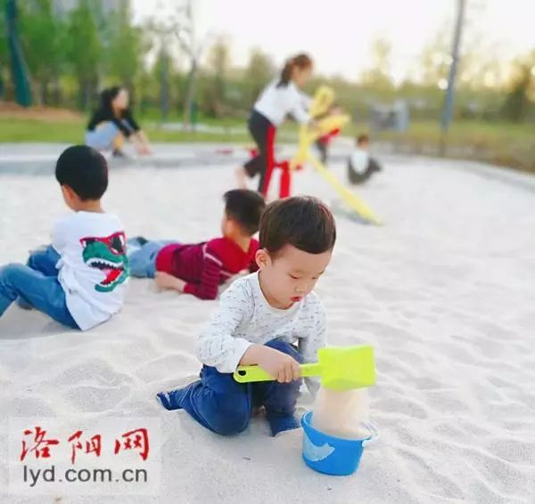 体育公园玩沙