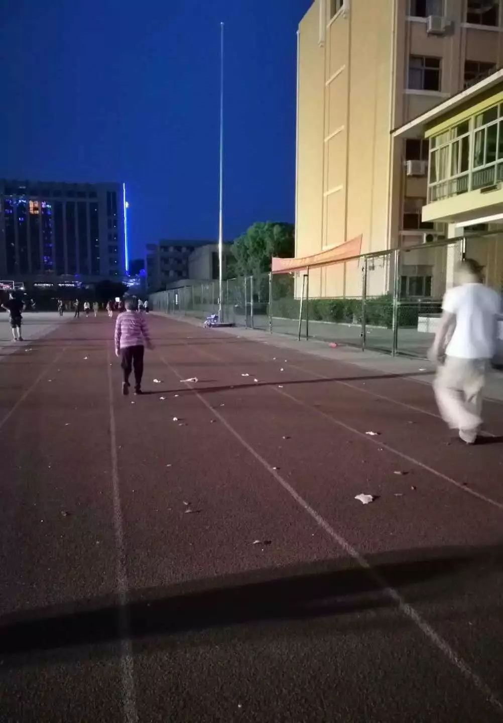9所符合条件的城区学校的体育场地全部向社会开放。