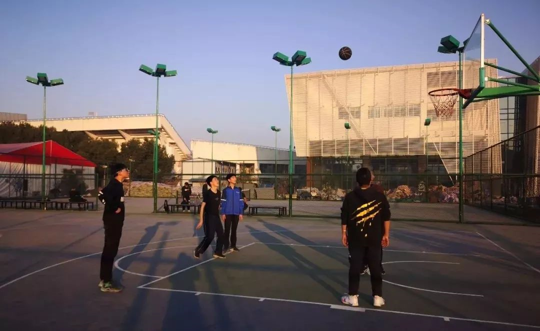 9所符合条件的城区学校的体育场地全部向社会开放。