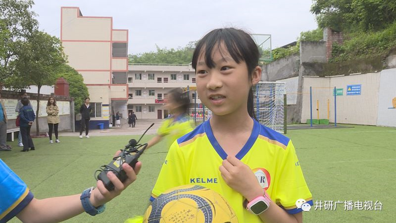 爱心人士到井研捐资助学、捐建校园足球场