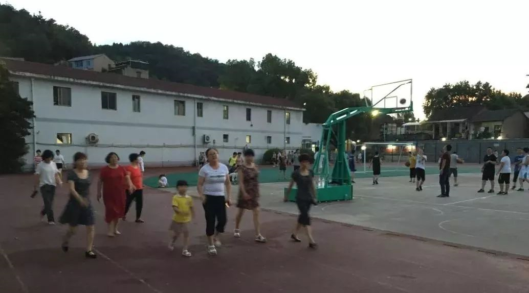 9所符合条件的城区学校的体育场地全部向社会开放。