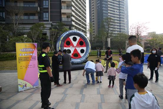 图片包含 户外, 建筑物, 天空, 人员  描述已自动生成