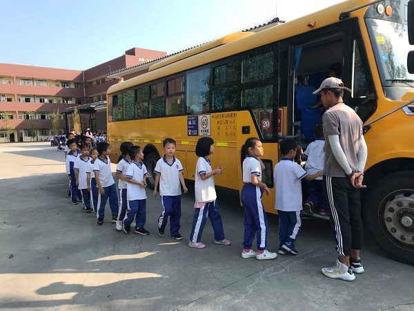 桂南学校举行校车应急疏散演练活动