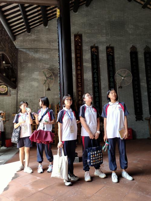 学生们无一不被招氏五世祠精美淳朴的古建筑群深深吸引着。.jpg