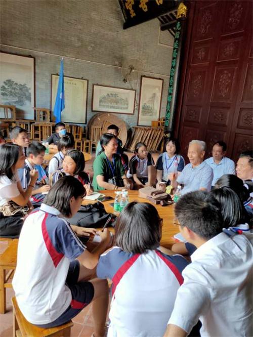 南庄中学余燕琼校长带领嘤鸣文学社学生参观招氏五世祠，听溶洲资深长者招斌、招景流讲述溶洲故事。.jpg