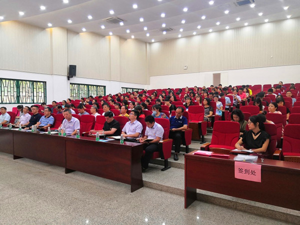 全体教师听讲_副本.jpg