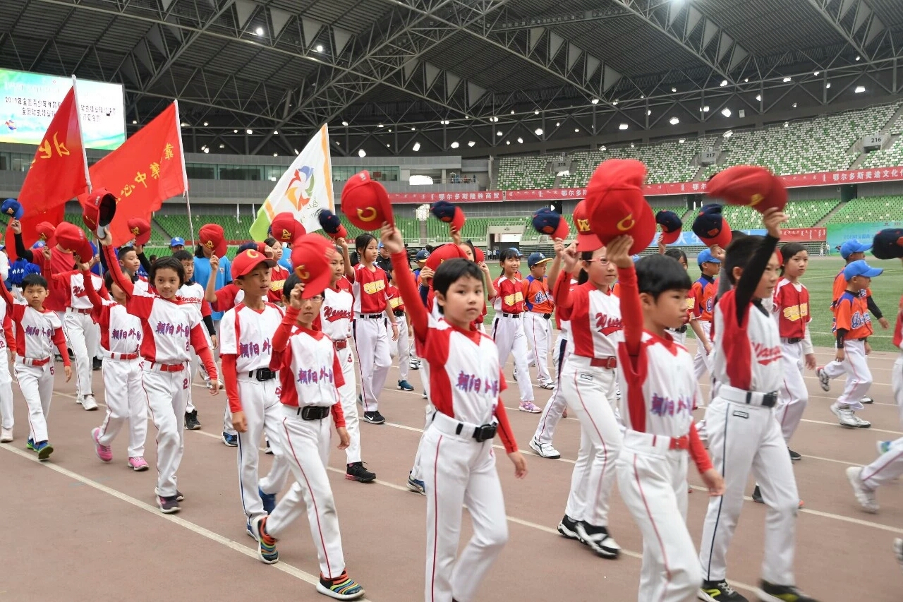 全国软式棒垒球俱乐部联赛和U系列总决赛开球