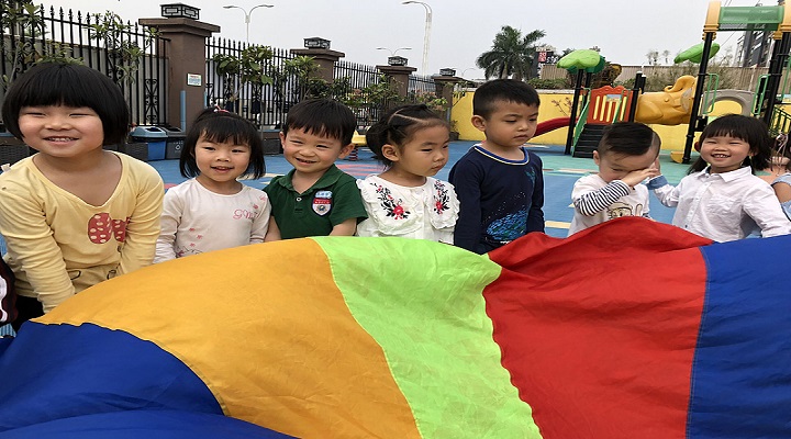 幼儿园户外拓展活动之玩转彩虹伞