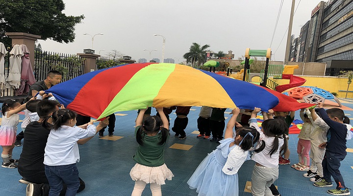 幼儿园户外拓展活动之玩转彩虹伞