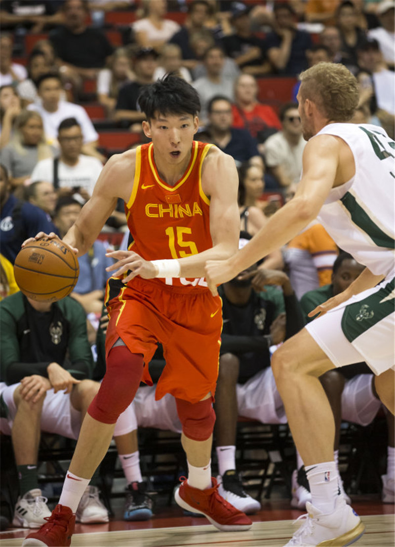 夏季联赛第四战不敌雄鹿中国队需更投入