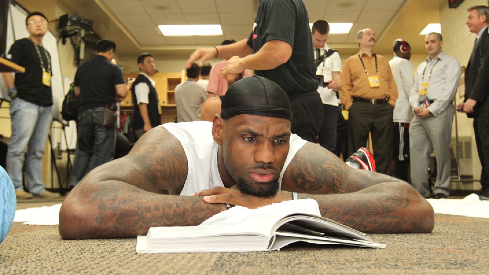 【NBA】勒布朗爱读书？名宿：他只是在书上涂色