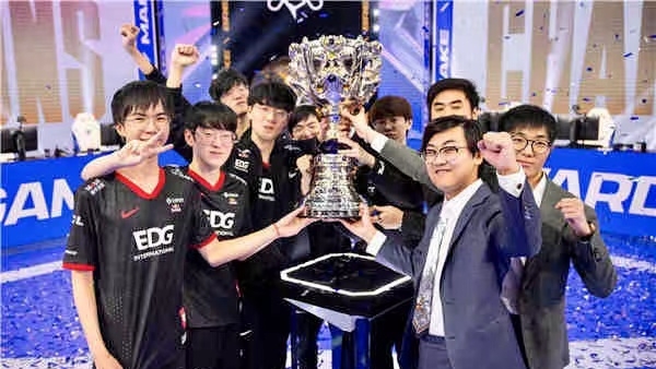 【电竞】EDG战队主教练杨济松：这一切回想起来还是那么梦幻