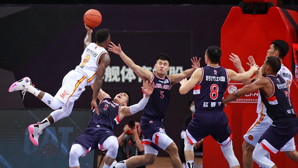 【CBA】两分险胜山西，广州队获首胜