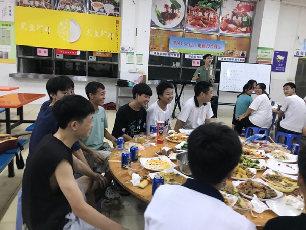师生同欢，共贺中秋