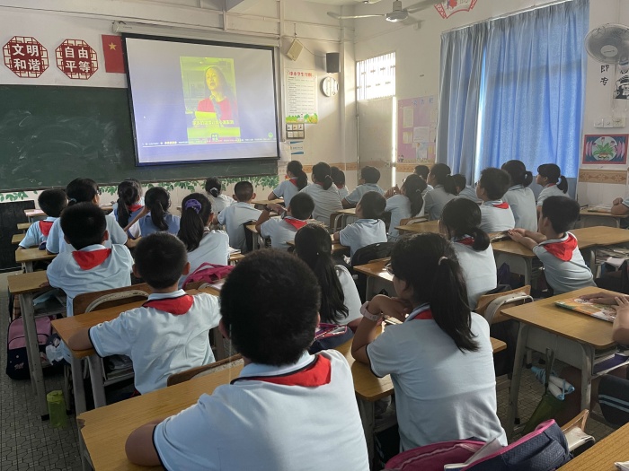 乐群小学开展“信念的颜色”爱国主题班会