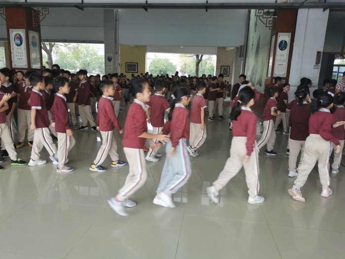 新圩小学开展消防疏散演练活动