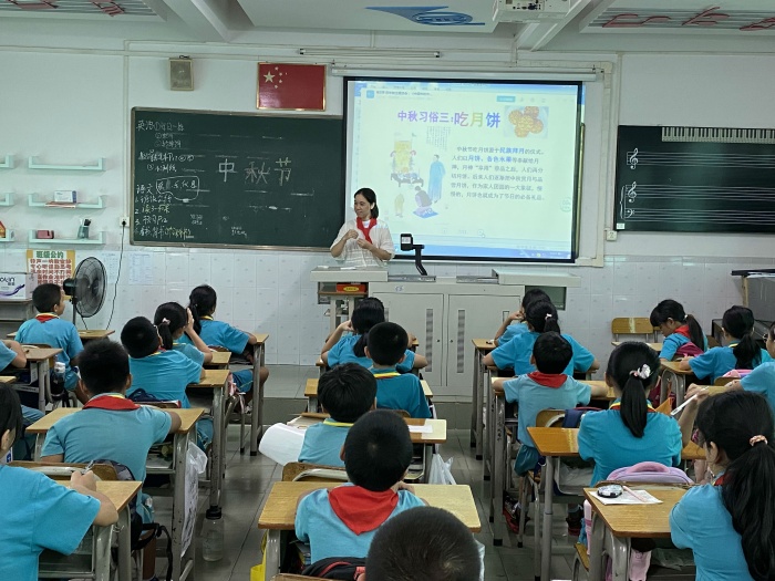 民众中心小学开展“中秋节传统文化教育”主题班队课