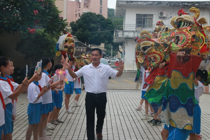花韵渐浓迎佳节 麒麟献瑞谢师恩