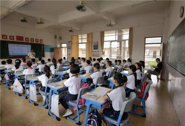 翠亨小学：中山市人民政府督学、南朗街道教育和体育事务中心副主任黄嘉宏到翠亨小学观课调研
