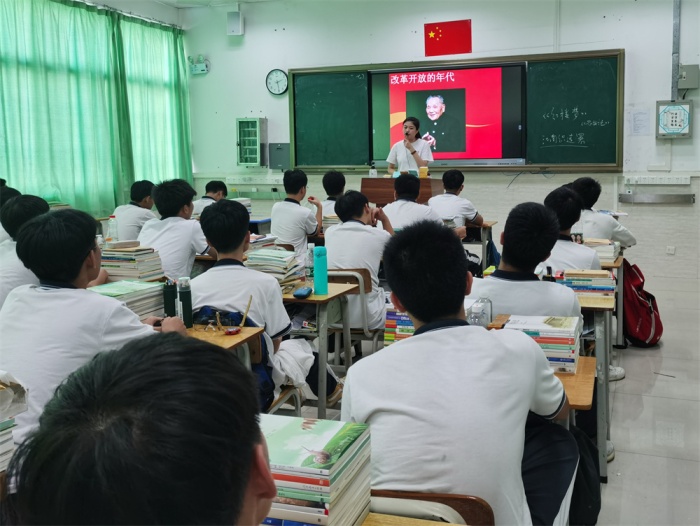 中山市火炬科学技术学校开展“我看偶像”主题班会