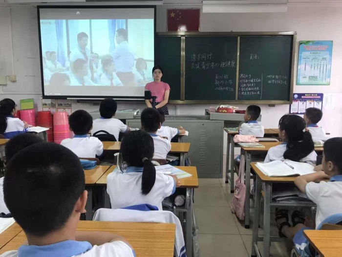 新沙小学组织全校师生观看心理健康直播课
