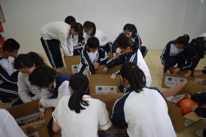 爱心传递 情满校园——市侨中初中部开展向汕头市潮阳区上底初级中学捐赠活动