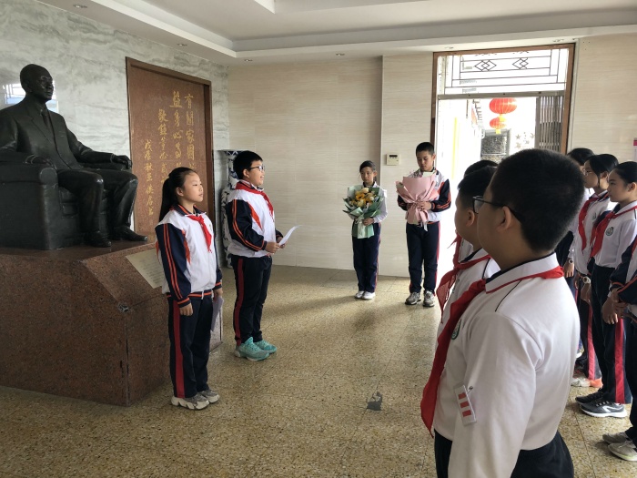 厚兴郑伟权学校值校庆之际向捐资建造学校侨乡郑伟权先生铜像献花