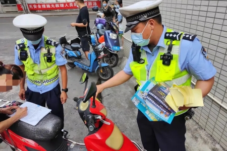 提高头盔佩戴率！小榄交警推出多项措施