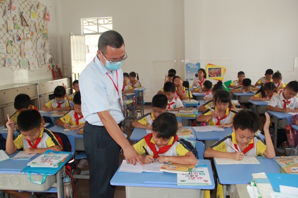 胡小明督学到安乐小学指导工作