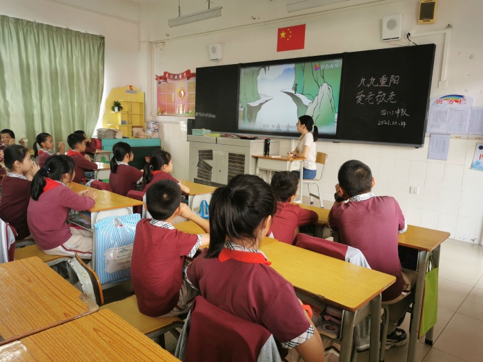 新圩小学进行“九九重阳，爱老敬老”倡议活动教育