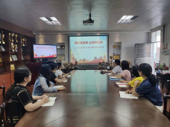 我们是党员，必须冲在前