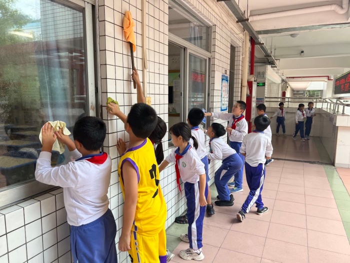开发区第二小学开展全校师生“卫生大扫除”活动