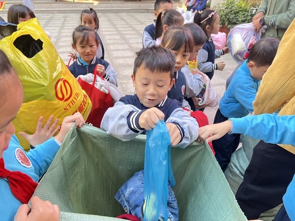 奉献爱心 传递温情