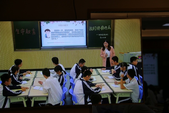 珍爱生命 健康成长——市侨中开展高二年级青年班主任“生命教育”主题班会比赛