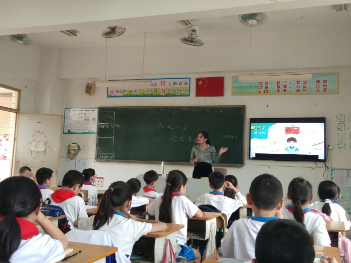 推门听课常态化 把脉课堂促成长