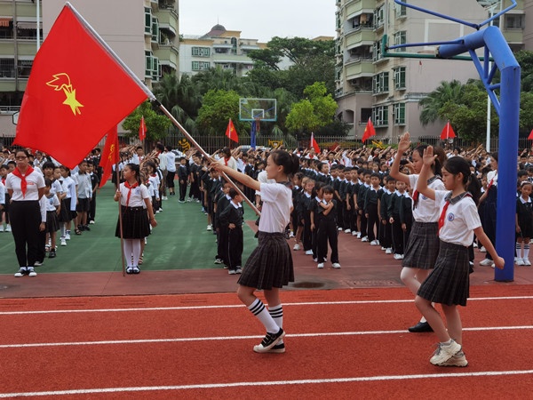 “红领巾心向党 争做新时代好队员”