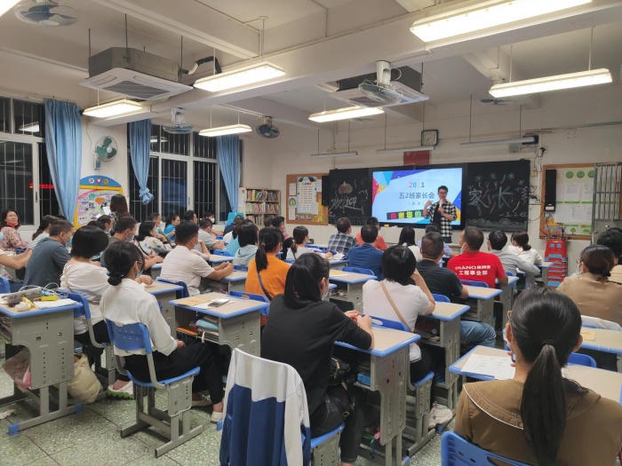 开发区第二小学举行“家校共话‘双减’，携手助力成长”家长会