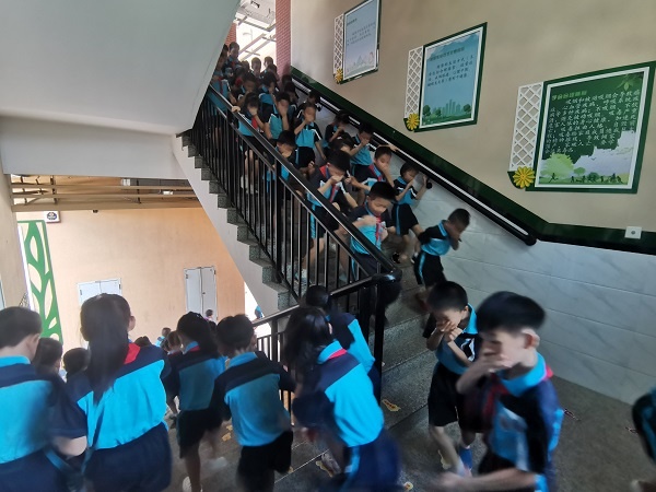 与安全同行 和平安结伴——马岭小学开展消防安全疏散演练