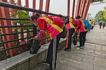西区街道：开展卫生整治活动，建设“美丽廊道”
