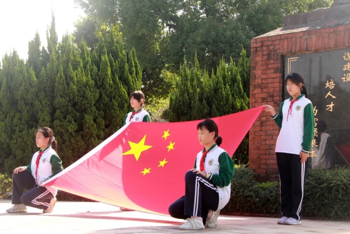跟随伟人足迹，继承中山精神