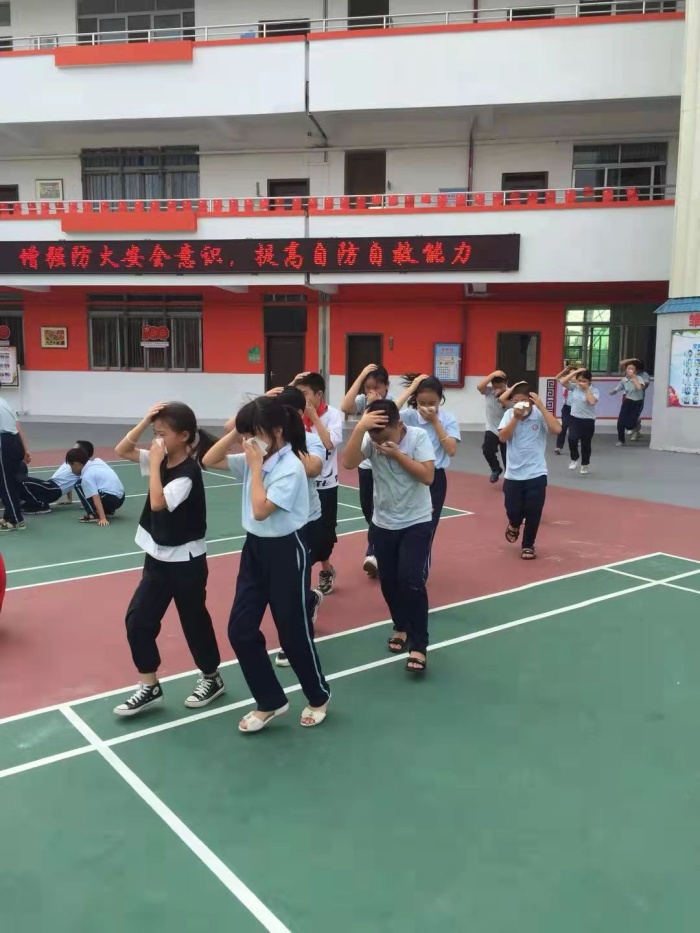 开展校园消防演练，安全教育常抓不懈