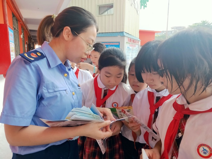 普法宣传进校园 共谱和谐新篇章