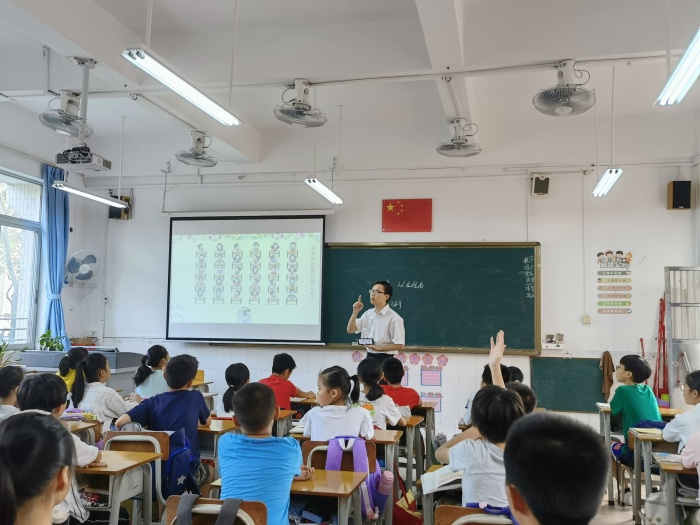 成长路上展风采 ——记东区紫岭小学九月课堂教学展示活动