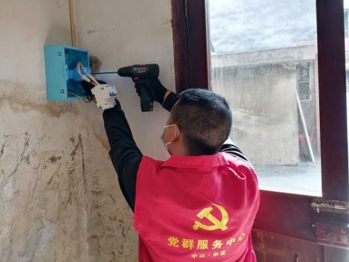 守护“近邻”暖人心，这个社区为低保家庭化解用电用气安全隐患